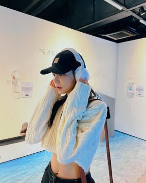 Shin So-yul Instagram - ⠀
⠀
며칠간 기록📚
⠀
1. 들려줘요. 당신 목소리로,
2. 간식 달라니까 초콜릿 안 주고 계란 주는 임...
3. 차 안아.
4. 엄마가 구박한 내 팔뚝. 아.. 키우는 거라고!!!!!!
5. 앞으로 쪼금만 덜 태우자의 다짐.
6. 계절의 발꼬락.
7. 곧 자랑할 나의 구름.
⠀
⠀
⠀

⠀