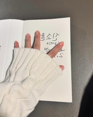 Shin So-yul Instagram - ⠀
⠀
며칠간 기록📚
⠀
1. 들려줘요. 당신 목소리로,
2. 간식 달라니까 초콜릿 안 주고 계란 주는 임...
3. 차 안아.
4. 엄마가 구박한 내 팔뚝. 아.. 키우는 거라고!!!!!!
5. 앞으로 쪼금만 덜 태우자의 다짐.
6. 계절의 발꼬락.
7. 곧 자랑할 나의 구름.
⠀
⠀
⠀

⠀