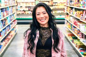 Shirley Chung Instagram - This was the last episode of GGG I filmed before my diagnosis as Shirley 1.0 ☺️. I am still recovering from my cancer, can’t wait to watch it tomorrow on @foodnetwork !! 🥰 ….. I do miss my long long hair 
Premiering Wednesday, January 22nd at 9pm – “All-Star All Swap”
Iron Chef Alex Guarnaschelli makes her triumphant return to Flavortown Market by taking on fellow culinary greats Rocco DiSpirito and Brian Malarkey in one of the most twisted competitions yet. #GroceryGames  Warner Bros Discovery is committed to helping those affected by the Los Angeles wildfires. Join us in supporting American Red Cross, World Central Kitchen, Los Angeles Fire Department, Save the Children and Best Friends Animal Society who are on the ground providing meals, shelter, and critical supplies to those in need. Families affected by the wildfires urgently need your support. Visit https://www.pledge.to/fires or text RELIEF to 707070 to Donate Today.