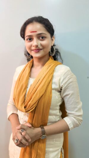 Shivali Parab Instagram - 🌿

तुझ्याकडं गाडी बंगला असो / नसो.. 
तुझ्याकडं पैसाअडका असो / नसो.. 
तुझ्याकडं भारीतले कपडे मोबाईल असो / नसो.. 
तुझं लग्नं झालेलं असो / नसो.. 
पण तुझ्या माथ्यावर आपल्या सावित्रीबाईंनी कोरलेली ज्ञानाची आस - आजन्म राहो.. 
ही चिरी कुणाच्या नावाची नाही.. 
ही तुझी आहे.. 
तुला  आत्मसन्मान शिकवणारी.. 🙏

सोनाली कुलकर्णी.
@sonalikul 

  #सावित्रीउत्सव #savitribaiphulejayanti