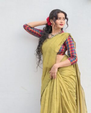 Shivali Parab Instagram - मैंने उस की तरफ़ से ख़त लिक्खा 
और अपने पते पे भेज दिया 
.
फ़हमी बदायूनी
.
#shivaliparab #kalyanchichulbuli #love #saree 
.
Pc @prithvikpratap