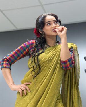 Shivali Parab Instagram - मैंने उस की तरफ़ से ख़त लिक्खा 
और अपने पते पे भेज दिया 
.
फ़हमी बदायूनी
.
#shivaliparab #kalyanchichulbuli #love #saree 
.
Pc @prithvikpratap