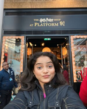 Shivali Parab Instagram - Life is a collection of moments so make each one of it count 🧿💕 
.
#shivaliparab #kalyanchichulbuli #love #london