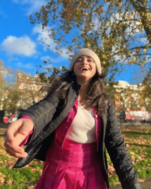 Shivali Parab Instagram - इतनी खुशी 💕🧿
.
#shivaliparab #kalyanchichulbuli #love #london #pink #hidepark 
.
Pc @ladka.dadus 
@shini_da_priya