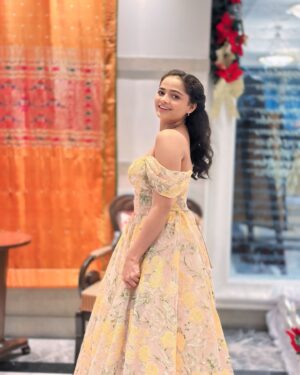 Shivali Parab Instagram - It’s all about the glow 🤌🏻🧿
.

Costume and styling by @panache_the_rental_boutique 
Hairstyle @supriya____tambe 
Special thanks to @vrmusicstation ❤️

Story of India’s first acid attack victim ‘Mangla’ - TEASER OUT NOW only on @zeemusicmarathi YT channel 

१७ जानेवारी २०२५ रोजी संपूर्ण महाराष्ट्रात प्रदर्शित 

#मंगला 
.
Production - @rashproduction_official
In association W/ @faktanifaktent
Producers - @murli.mn @mohan_poojary___ @yashnamurli @milind12379
Director - @hosingaparanas
DOP- @asanisimaasa
Cast -@parabshivali @shashank_m_shende @alkakubal_23
@drsanjeevkumarpatil
Choreographer - @bikramsaha7161
Lyricist - @vikas.satam
Music Director - @santanusghatak
Singer - 	@niharshembekar @guptaronkini
Dialogue - @shivalkarprathamesh
Background Score - @anupsatam_unofficial
Costume - @pratikshachavan04
Makeup & prosthetics - @sanjay.v.singh1008 @pratibhaverma112
Publicity Designer -@ajmaclovin
Special thanks @pccreations_official
PR - @latikachindarkardholam
Digital Marketing - @vrmusicstation
Special thanks - @nive.media

.

.

.

#Mangla #ManglaMarathiFilm #ShivaliParab #RashProduction #१७जानेवारी२०२५