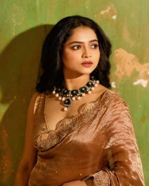 Shivali Parab Instagram - Let your soul glow ✨
.
@tanmay_jangam 
@__vadapav__ 
@supriya_pawar_bridal_makeover 
@sulbhavsonawane 
@vrmusicstation 
 @suta_bombay 
 @sorayaajewels_ 

.
#shivaliparab #kalyanchichulbuli #love