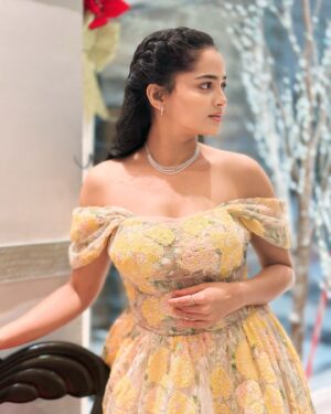 Shivali Parab Instagram - It’s all about the glow 🤌🏻🧿
.

Costume and styling by @panache_the_rental_boutique 
Hairstyle @supriya____tambe 
Special thanks to @vrmusicstation ❤️

Story of India’s first acid attack victim ‘Mangla’ - TEASER OUT NOW only on @zeemusicmarathi YT channel 

१७ जानेवारी २०२५ रोजी संपूर्ण महाराष्ट्रात प्रदर्शित 

#मंगला 
.
Production - @rashproduction_official
In association W/ @faktanifaktent
Producers - @murli.mn @mohan_poojary___ @yashnamurli @milind12379
Director - @hosingaparanas
DOP- @asanisimaasa
Cast -@parabshivali @shashank_m_shende @alkakubal_23
@drsanjeevkumarpatil
Choreographer - @bikramsaha7161
Lyricist - @vikas.satam
Music Director - @santanusghatak
Singer - 	@niharshembekar @guptaronkini
Dialogue - @shivalkarprathamesh
Background Score - @anupsatam_unofficial
Costume - @pratikshachavan04
Makeup & prosthetics - @sanjay.v.singh1008 @pratibhaverma112
Publicity Designer -@ajmaclovin
Special thanks @pccreations_official
PR - @latikachindarkardholam
Digital Marketing - @vrmusicstation
Special thanks - @nive.media

.

.

.

#Mangla #ManglaMarathiFilm #ShivaliParab #RashProduction #१७जानेवारी२०२५