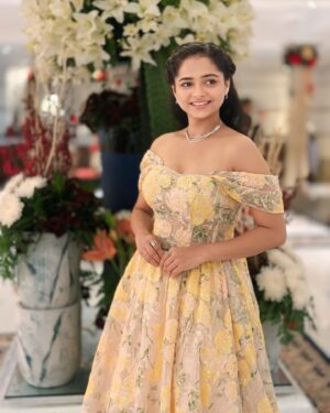 Shivali Parab Instagram - Costume and styling by @panache_the_rental_boutique 
Hairstyle @supriya____tambe 
Special thanks to @vrmusicstation ❤️

Story of India’s first acid attack victim ‘Mangla’ - TEASER OUT NOW only on @zeemusicmarathi YT channel 

१७ जानेवारी २०२५ रोजी संपूर्ण महाराष्ट्रात प्रदर्शित 

#मंगला 
.
Production - @rashproduction_official
In association W/ @faktanifaktent
Producers - @murli.mn @mohan_poojary___ @yashnamurli @milind12379
Director - @hosingaparanas
DOP- @asanisimaasa
Cast -@parabshivali @shashank_m_shende @alkakubal_23
@drsanjeevkumarpatil
Choreographer - @bikramsaha7161
Lyricist - @vikas.satam
Music Director - @santanusghatak
Singer - 	@niharshembekar @guptaronkini
Dialogue - @shivalkarprathamesh
Background Score - @anupsatam_unofficial
Costume - @pratikshachavan04
Makeup & prosthetics - @sanjay.v.singh1008 @pratibhaverma112
Publicity Designer -@ajmaclovin
Special thanks @pccreations_official
PR - @latikachindarkardholam
Digital Marketing - @vrmusicstation
Special thanks - @nive.media

.

.

.

#Mangla #ManglaMarathiFilm #ShivaliParab #RashProduction #१७जानेवारी२०२५
