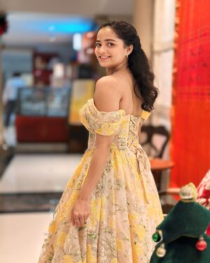 Shivali Parab Instagram - Costume and styling by @panache_the_rental_boutique 
Hairstyle @supriya____tambe 
Special thanks to @vrmusicstation ❤️

Story of India’s first acid attack victim ‘Mangla’ - TEASER OUT NOW only on @zeemusicmarathi YT channel 

१७ जानेवारी २०२५ रोजी संपूर्ण महाराष्ट्रात प्रदर्शित 

#मंगला 
.
Production - @rashproduction_official
In association W/ @faktanifaktent
Producers - @murli.mn @mohan_poojary___ @yashnamurli @milind12379
Director - @hosingaparanas
DOP- @asanisimaasa
Cast -@parabshivali @shashank_m_shende @alkakubal_23
@drsanjeevkumarpatil
Choreographer - @bikramsaha7161
Lyricist - @vikas.satam
Music Director - @santanusghatak
Singer - 	@niharshembekar @guptaronkini
Dialogue - @shivalkarprathamesh
Background Score - @anupsatam_unofficial
Costume - @pratikshachavan04
Makeup & prosthetics - @sanjay.v.singh1008 @pratibhaverma112
Publicity Designer -@ajmaclovin
Special thanks @pccreations_official
PR - @latikachindarkardholam
Digital Marketing - @vrmusicstation
Special thanks - @nive.media

.

.

.

#Mangla #ManglaMarathiFilm #ShivaliParab #RashProduction #१७जानेवारी२०२५