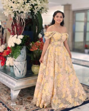 Shivali Parab Instagram - Costume and styling by @panache_the_rental_boutique 
Hairstyle @supriya____tambe 
Special thanks to @vrmusicstation ❤️

Story of India’s first acid attack victim ‘Mangla’ - TEASER OUT NOW only on @zeemusicmarathi YT channel 

१७ जानेवारी २०२५ रोजी संपूर्ण महाराष्ट्रात प्रदर्शित 

#मंगला 
.
Production - @rashproduction_official
In association W/ @faktanifaktent
Producers - @murli.mn @mohan_poojary___ @yashnamurli @milind12379
Director - @hosingaparanas
DOP- @asanisimaasa
Cast -@parabshivali @shashank_m_shende @alkakubal_23
@drsanjeevkumarpatil
Choreographer - @bikramsaha7161
Lyricist - @vikas.satam
Music Director - @santanusghatak
Singer - 	@niharshembekar @guptaronkini
Dialogue - @shivalkarprathamesh
Background Score - @anupsatam_unofficial
Costume - @pratikshachavan04
Makeup & prosthetics - @sanjay.v.singh1008 @pratibhaverma112
Publicity Designer -@ajmaclovin
Special thanks @pccreations_official
PR - @latikachindarkardholam
Digital Marketing - @vrmusicstation
Special thanks - @nive.media

.

.

.

#Mangla #ManglaMarathiFilm #ShivaliParab #RashProduction #१७जानेवारी२०२५