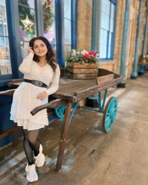 Shivali Parab Instagram - 🧿 
.
#shivaliparab #kalyanchichulbuli #love #london