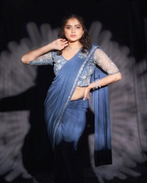 Shivali Parab Instagram - मिट जाये गुनाहों का तसव्वुर ही जहां से,
अगर हो जाये यकीन के खुदा देख रहा है।
.
@__vadapav__ 
@sulbhavsonawane 
@vrmusicstation 
thank you @vishalrathod_official 🧿💕
.
#shivaliparab #kalyanchichulbuli #love #saree