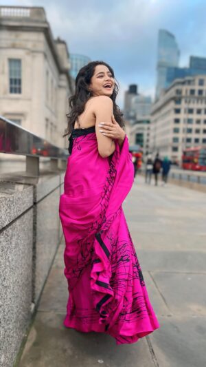 Shivali Parab Instagram - Tower Bridge or -3 temperature…. 🧿 & gulabi saree 💕

#shivaliparab #kalyanchichulbuli #love #saree #london #towerbridge 
.
Vc @vrmusicstation 
@onkar_raut