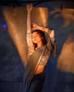 Shivali Parab Instagram - मिट जाये गुनाहों का तसव्वुर ही जहां से,
अगर हो जाये यकीन के खुदा देख रहा है।
.
@__vadapav__ 
@sulbhavsonawane 
@vrmusicstation 
thank you @vishalrathod_official 🧿💕
.
#shivaliparab #kalyanchichulbuli #love #saree