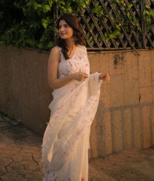 Shivani Raghuvanshi Instagram - Felt like a flower, blooming in this beautiful floral saree🪻🌸