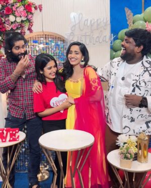 Shobha Shetty Instagram - Friends that Slay together Stay together♥️🧿
Happiest Birthday Shobhumaa❤️‍🔥🧿
Wishing you a life full of happiness and abundance🧿
@shobhashettyofficial @tastyteja @amardeep_chowdary 

.

.

.

.

.

.

.

#priyankajain #shobhashetty #tastyteja #amardeep #priyanka #shobha #tasty #teja #amardeepchowdary #friends #friendsforever #friendsforlife #bff #bffgoals #love #group #bb #bb7 #biggboss #biggbosstelugu7 #trending #trend #share #like #insta #birthday #decor #life