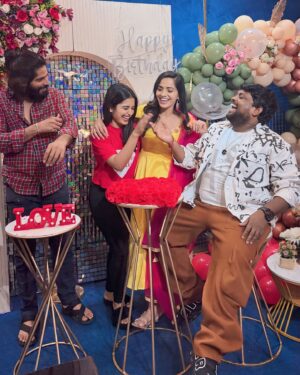 Shobha Shetty Instagram - Friends that Slay together Stay together♥️🧿
Happiest Birthday Shobhumaa❤️‍🔥🧿
Wishing you a life full of happiness and abundance🧿
@shobhashettyofficial @tastyteja @amardeep_chowdary 

.

.

.

.

.

.

.

#priyankajain #shobhashetty #tastyteja #amardeep #priyanka #shobha #tasty #teja #amardeepchowdary #friends #friendsforever #friendsforlife #bff #bffgoals #love #group #bb #bb7 #biggboss #biggbosstelugu7 #trending #trend #share #like #insta #birthday #decor #life