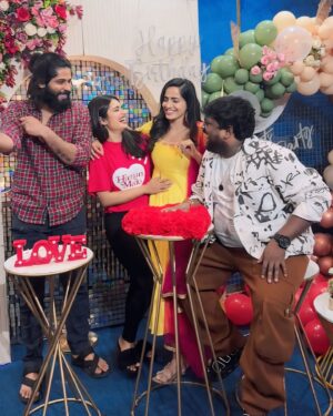 Shobha Shetty Instagram - Friends that Slay together Stay together♥️🧿
Happiest Birthday Shobhumaa❤️‍🔥🧿
Wishing you a life full of happiness and abundance🧿
@shobhashettyofficial @tastyteja @amardeep_chowdary 

.

.

.

.

.

.

.

#priyankajain #shobhashetty #tastyteja #amardeep #priyanka #shobha #tasty #teja #amardeepchowdary #friends #friendsforever #friendsforlife #bff #bffgoals #love #group #bb #bb7 #biggboss #biggbosstelugu7 #trending #trend #share #like #insta #birthday #decor #life