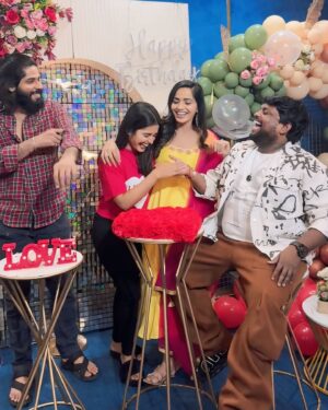 Shobha Shetty Instagram - Friends that Slay together Stay together♥️🧿
Happiest Birthday Shobhumaa❤️‍🔥🧿
Wishing you a life full of happiness and abundance🧿
@shobhashettyofficial @tastyteja @amardeep_chowdary 

.

.

.

.

.

.

.

#priyankajain #shobhashetty #tastyteja #amardeep #priyanka #shobha #tasty #teja #amardeepchowdary #friends #friendsforever #friendsforlife #bff #bffgoals #love #group #bb #bb7 #biggboss #biggbosstelugu7 #trending #trend #share #like #insta #birthday #decor #life