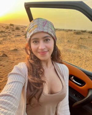 Shobhita Rana Instagram - roshni he roshni hai .. 🌞🏜️❤️‍🔥

#dubaidesert #sunset #desertsafaridubai