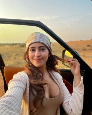 Shobhita Rana Instagram - roshni he roshni hai .. 🌞🏜️❤️‍🔥

#dubaidesert #sunset #desertsafaridubai