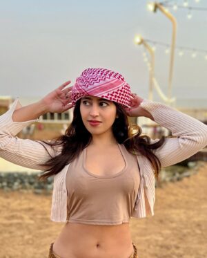 Shobhita Rana Instagram - roshni he roshni hai .. 🌞🏜️❤️‍🔥

#dubaidesert #sunset #desertsafaridubai