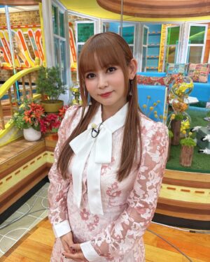 Shoko Nakagawa Instagram - ひるおびに2週連続メガネ👓で出演したり、
昨日はコンタクト復活したりしてます

桂子さんじゃないよ？

#ひるおび #メガネ #中川翔子