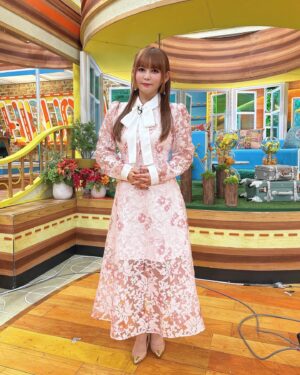 Shoko Nakagawa Instagram - ひるおびに2週連続メガネ👓で出演したり、
昨日はコンタクト復活したりしてます

桂子さんじゃないよ？

#ひるおび #メガネ #中川翔子