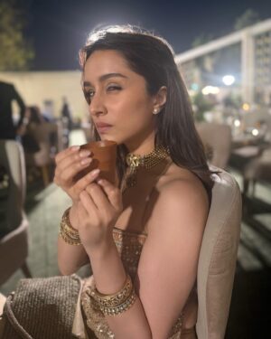 Shraddha Kapoor Instagram - Ginna bhool gayi phir yaad aaya shaadi mein toh unlimited hoti hai #panipurilovers