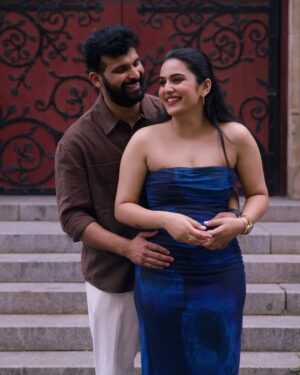 Shreegopika Chandran Instagram - “Je t’aime chaque jour.” 💙🧿🪄 @varundev_cheerani_kalam 

Ps : 3rd pic is my fav 🙊

📸 @sandeep8209

#melbourne#melbournecbd#city#couple#married#love#australia#photoshoot#outdoor#