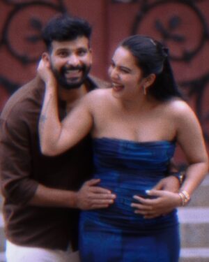 Shreegopika Chandran Instagram - “Je t’aime chaque jour.” 💙🧿🪄 @varundev_cheerani_kalam 

Ps : 3rd pic is my fav 🙊

📸 @sandeep8209

#melbourne#melbournecbd#city#couple#married#love#australia#photoshoot#outdoor#