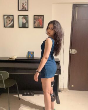 Shruthi Prakash Instagram - ‘Face Reveal’ post the surgery ❤️ clean up good no?🫢
Happiest birthday @thevikrambhatt sir!

#shrutiprakash #gettogther #happynewyear #blessed #newbeginnings