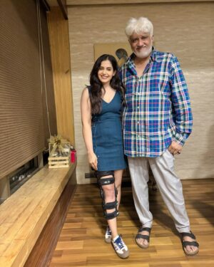 Shruthi Prakash Instagram - ‘Face Reveal’ post the surgery ❤️ clean up good no?🫢
Happiest birthday @thevikrambhatt sir!

#shrutiprakash #gettogther #happynewyear #blessed #newbeginnings