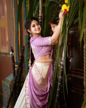 Shruthi Ramesh Instagram - 🌾🪷🐎✨

Pc: @pkstudiophotography 
Mua: @nayanamakeoverstudio 
Jewellery: @kushalsfashionjewellery 
Designer: @viha.alankar 
Hairdo: @glamupby_bhavyaachar
Location: @rangoli.gardens