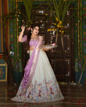 Shruthi Ramesh Instagram - 🌾🪷🐎✨

Pc: @pkstudiophotography 
Mua: @nayanamakeoverstudio 
Jewellery: @kushalsfashionjewellery 
Designer: @viha.alankar 
Hairdo: @glamupby_bhavyaachar
Location: @rangoli.gardens