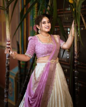 Shruthi Ramesh Instagram - 🌾🪷🐎✨

Pc: @pkstudiophotography 
Mua: @nayanamakeoverstudio 
Jewellery: @kushalsfashionjewellery 
Designer: @viha.alankar 
Hairdo: @glamupby_bhavyaachar
Location: @rangoli.gardens