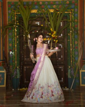 Shruthi Ramesh Instagram - 🌾🪷🐎✨

Pc: @pkstudiophotography 
Mua: @nayanamakeoverstudio 
Jewellery: @kushalsfashionjewellery 
Designer: @viha.alankar 
Hairdo: @glamupby_bhavyaachar
Location: @rangoli.gardens