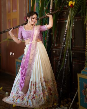 Shruthi Ramesh Instagram - 🌾🪷🐎✨

Pc: @pkstudiophotography 
Mua: @nayanamakeoverstudio 
Jewellery: @kushalsfashionjewellery 
Designer: @viha.alankar 
Hairdo: @glamupby_bhavyaachar
Location: @rangoli.gardens