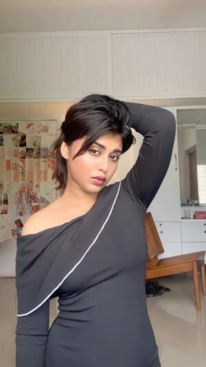 Shruthy Sathyan Instagram - Messy day & some messy makeup 😬

@houseofmakeupofficial skin tint 
@esteelauder lipbalm
@kaybykatrina eyeshadow 
@hudabeauty mascara 
@lauramercier setting powder 
@pixibeauty blush 
@reachedmars lipliner 
@typsybeauty lip oil 

#getreadywithme #naturalmakeup #aesthetic #kerala #contentcreator