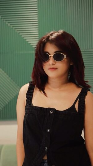 Shruthy Sathyan Instagram - For some reason i feel happy with short hair only 🥶 added non bleached plum red hair colour with my usual wolf cut 🖤