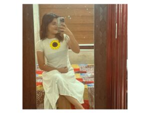 Shruthy Sathyan Instagram - 🌼

(This very cute dress is from @thebhamini )

#onam #home #onam2024 #achachan