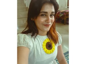 Shruthy Sathyan Instagram - 🌼

(This very cute dress is from @thebhamini )

#onam #home #onam2024 #achachan