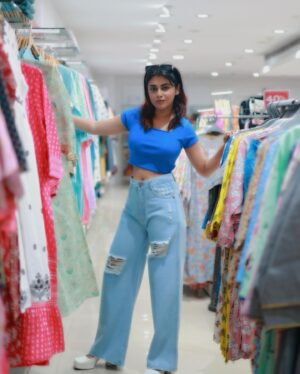Shruthy Sathyan Instagram - Get ready for Onam with Unlimited Store’s amazing deals! 🎉 Spend ₹2999 and grab a duffle bag or Bluetooth speaker for just ₹199. Spend ₹5999 and pick up a mixer grinder for only ₹399. Enjoy great savings and festive style!😍

📍unlimited store Thrissur 

#Onamfashionfix #UnlimitedFashion #BigSale #FreshFashionFix #unlimited