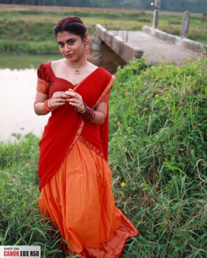 Shruthy Sathyan Instagram - All of us love a good ethnic look, not only that getting a good picture of that look is also important . Here, all time favourite canon eosr50 is always there to my rescue .
This one is very easy to use , with so many modes, filters .
As a person who loves taking pictures , I need something that makes my work easy . The Canon EOS R50 offers various modes and filters to enhance your photography experience.
Auto Mode,Tv Mode ,Creative Filters including Grainy B/W, Soft Focus, Fish-eye Effect & much much more .
Elevate your visual storytelling with the Canon EOS R50 - exceptional image quality, every time