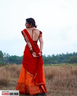 Shruthy Sathyan Instagram - All of us love a good ethnic look, not only that getting a good picture of that look is also important . Here, all time favourite canon eosr50 is always there to my rescue .
This one is very easy to use , with so many modes, filters .
As a person who loves taking pictures , I need something that makes my work easy . The Canon EOS R50 offers various modes and filters to enhance your photography experience.
Auto Mode,Tv Mode ,Creative Filters including Grainy B/W, Soft Focus, Fish-eye Effect & much much more .
Elevate your visual storytelling with the Canon EOS R50 - exceptional image quality, every time