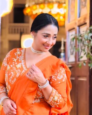 Shruti Ulfat Instagram - The ORANGE effect… 🧡
.
.
. Thank you Rohit for capturing these moments.. 🙏🌻 @rohitpurohit08 
#yrkkh #vidya_yrkkh #shrutipanwar#actor