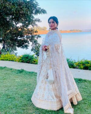Shubhaavi Choksey Instagram - कैसी लत लगी है तेरे दीदार की 
बात करो तो दिल नहीं भरता 
ना करो तो दिल ही नहीं लगता 
❤️
#mood #indianwedding #2025