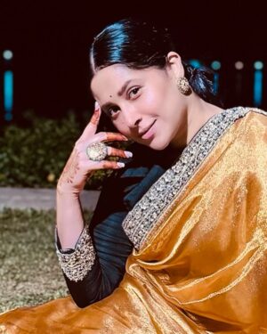Shubhaavi Choksey Instagram - “She drapes a story in six yards “

#sareelove #indian #ethereal
