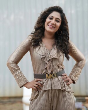 Shweta Mohan Instagram - Hey .. Happy Valentine's Day 🥰🎶🩷

P.C - @mukund__xx @storiesbysidhu 
Makeup - Annie @peethumull 
Hair stylist - @venki_hairstylist 
Outfit - @sidneysladen