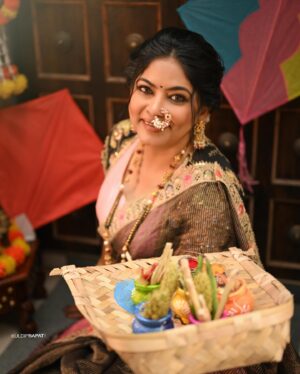 Shweta Shinde Instagram - तुमच्या स्वप्नांना पतंगाप्रमाणेच भरारी मिळू दे,
शांत, समाधान आणि प्रेमपूर्वक आयुष्य तुम्हाला लाभू दे, हीच सदीच्छा, 
मकर संक्रांतीच्या खूप खूप शुभेच्छा..!🪁✨

MUA @poojakaramunge_makeupartist & @kanchantokalwad_makeupartist 
Jewellery @rashmi_jewellers 
Photo by @kuldip1985 
Outfit by @nakshi.anjali 

#makarsankranti #makarsankrant #makarsankrantispecial #makrsankranti2025